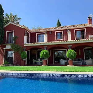 https://villa-nabrisa-marbella-5-bedroom-private-pool-garden-bbq.1costadelsol.com